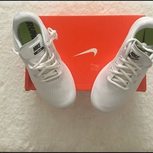 🌸New Women's Nike Free RN 2017